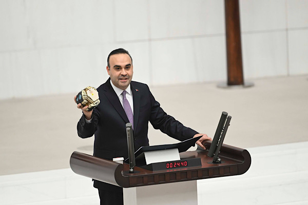 Bakan Kacır, MİHAL’i ilk kez TBMM’de gösterdi