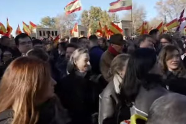 Madrid’de binlerce kişi erken seçim talebiyle gösteri düzenledi