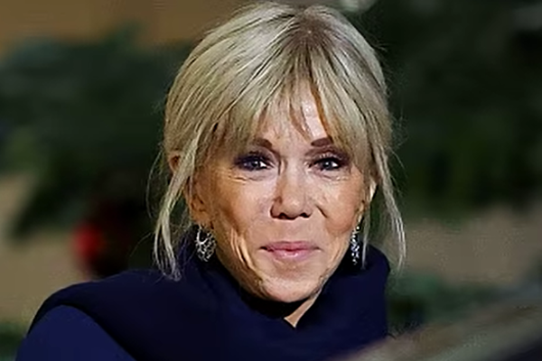 Macron’un eşinin feminist göstericilere hakareti tepkiyle karşılandı