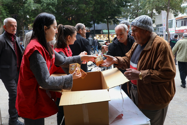 Mersin’de 15 bin kandil simidi dağıtıldı