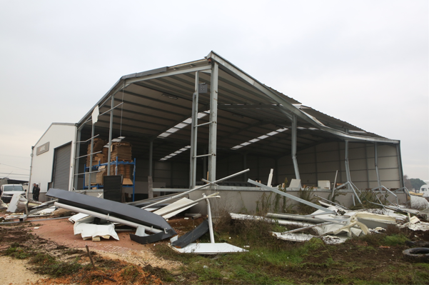 Nilüfer’de iki kaçak yapı yıkıldı