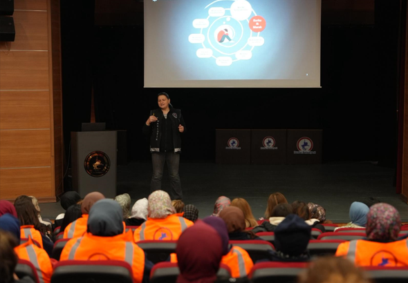 Belediye personeline “En İyi Narkotik Polisi Anne” projesi kapsamında eğitim verildi