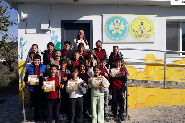 Manisa’da öğrenciler arıların dünyasını öğrendi