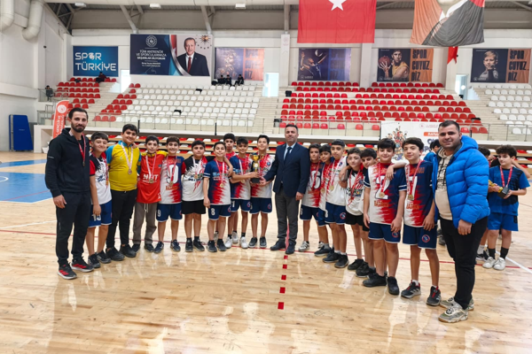 Hentbol Küçük Erkeklerde şampiyon Petrol Ortaokulu