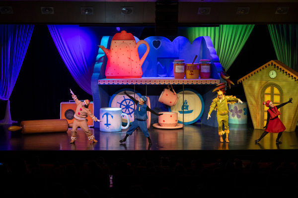 Mersin’de “Bisküvi Adam” oyunu sahnelendi