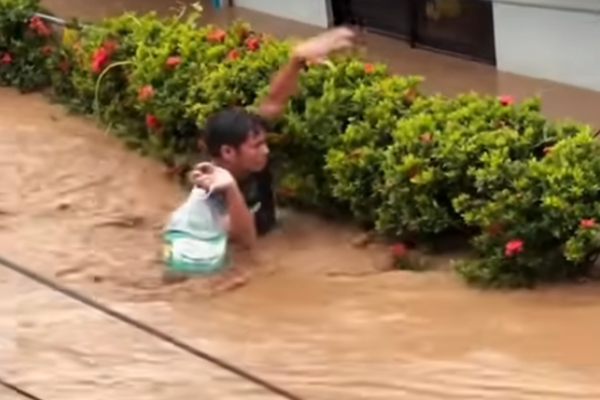 Endonezya’daki sellerde ölü sayısı 442’ye yükselirken, yiyecek ve su arayışı sürüyor