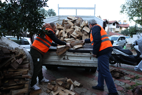 Marmaris Belediyesi’nden vatandaşlara odun desteği