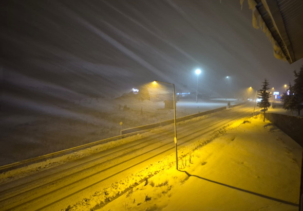 Uludağ’da kar yağışı etkili oluyor