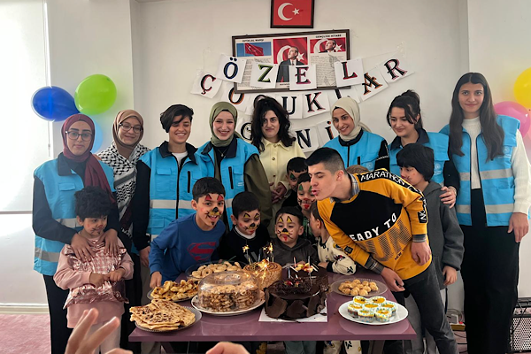 Batman’da kız yurdu öğrencilerinden özel çocuklara ziyaret