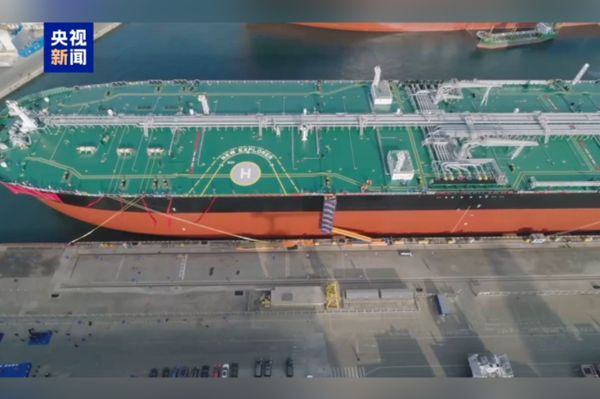 Dünyanın ilk metanol çift yakıtlı akıllı süper tankeri teslim edildi