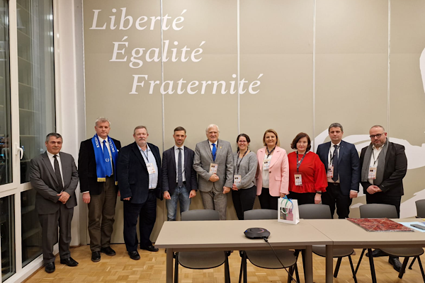 İzmit Sanat Akademisi Fransa’da folklor başarısı elde etti