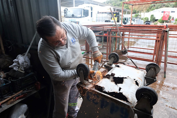 Bodrum’da geri dönüşümle temizlik araç gereçleri üretiliyor