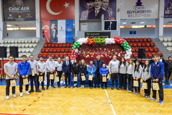 Başkan Tugay, yeni yıl öncesi sporcularla bir araya geldi