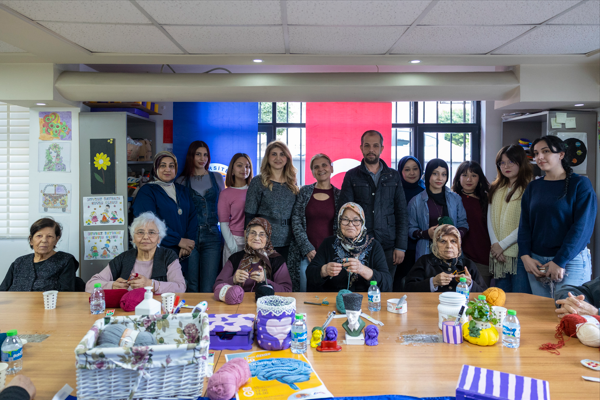 Gülümse Alzheimer Yaşam Merkezi’de hastalar, öğrencilerle etkinlik yaptı