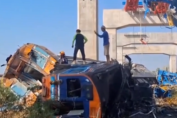 Tayland’da vinç trenin üzerine devrildi: En az 32 ölü