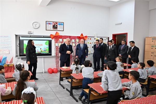 Vali Zorluoğlu Diyarbakır’da öğrencilerin karne sevincine ortak oldu