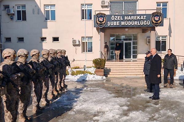 Vali Canalp, Özel Harekat Şube Müdürlüğü’nü ziyaret etti
