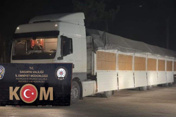 Sakarya’da durdurulan tırda 8 milyon kaçak makaron ele geçirildi