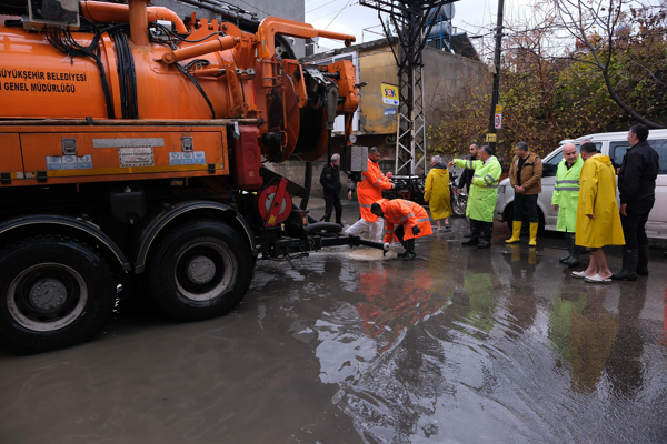 Büyükşehir, meydana gelen su baskınlarına müdahale etti