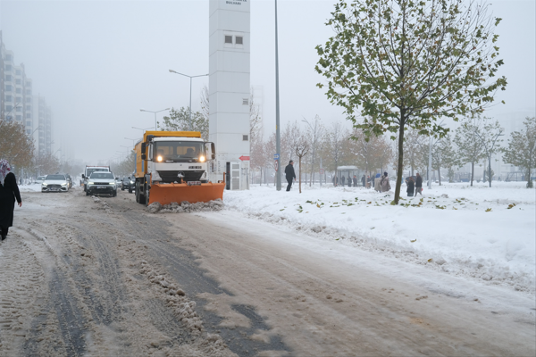 Diyarbakır’da karla mücadele çalımaları sürüyor