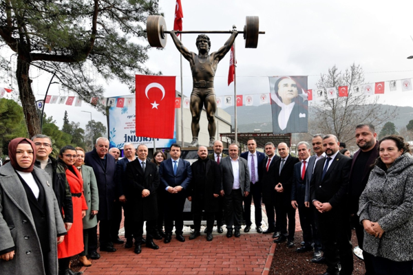 Bornova’da Naim Süleymanoğlu’nun heykeli dikildi