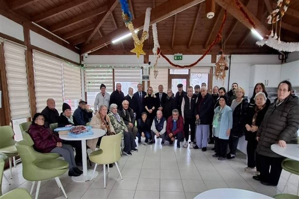 İYİ Parti Gemlik İlçe Teşkilatı’ndan Yaşlı Konuk Evi’ne ziyaret