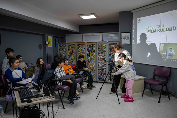 Bornova’da çocuklar film yapım süreçlerini öğreniyor