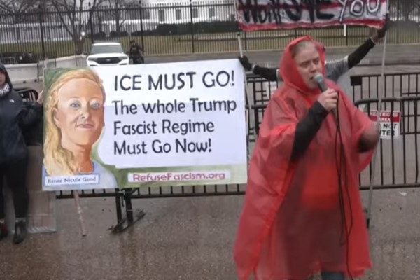 Göçmen polisinin bir kadını öldürmesinin ardından ABD’de büyük protestolar