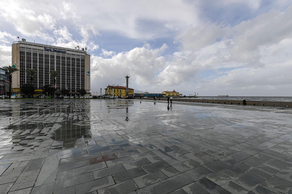 İzmir’de inşa edilen fırtına duvarı deniz taşkınını engelledi