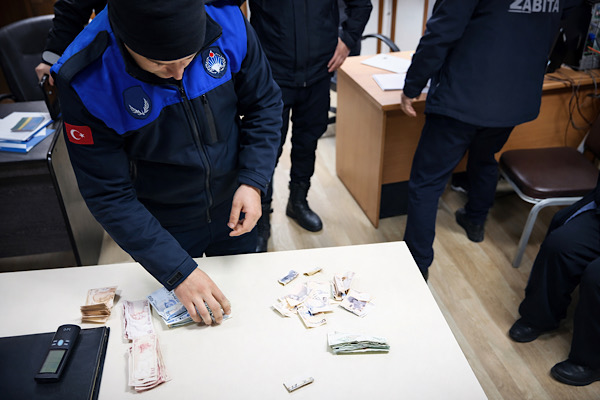 Gemlik’te dilencilik yapan şahıslara yönelik denetim yapıldı