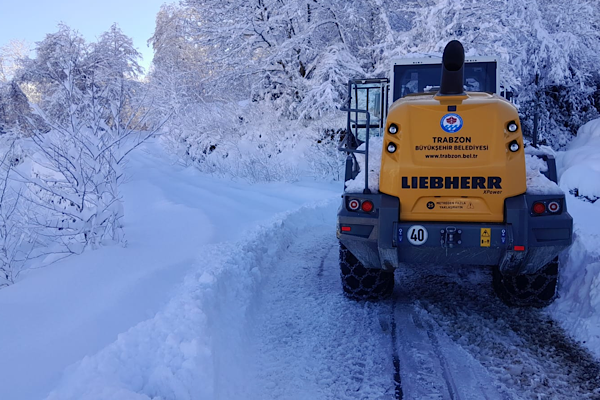 Büyükşehir ekipleri kapalı mahalle yollarını açıyor
