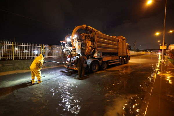 Ekipler, İzmir’de sağanak yağış sonrası müdahale gerçekleştirdi