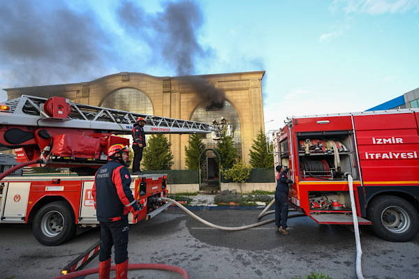 Menderes’te fabrika yangını itfaiye ekiplerince söndürüldü