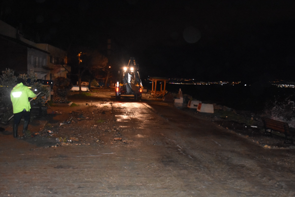 Gemlik’te fırtına sonrası temizlik çalışması başladı