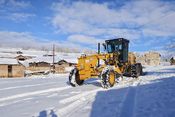 Seyitgazi’de kapanan yol yarım saatlik çalışma ile açıldı
