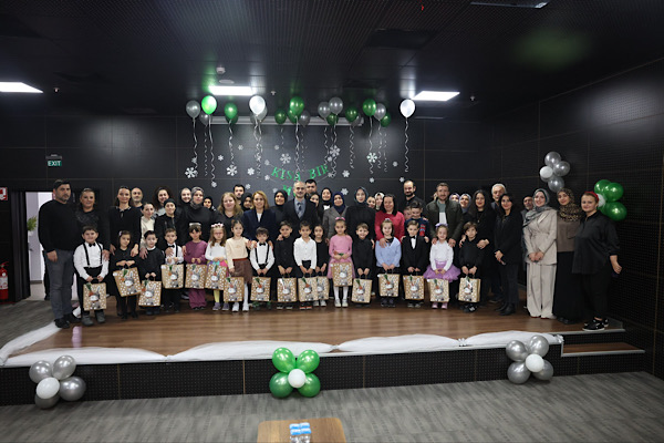 Çayırova’daki çocuk kulüplerinde karne dağıtımı yapıldı