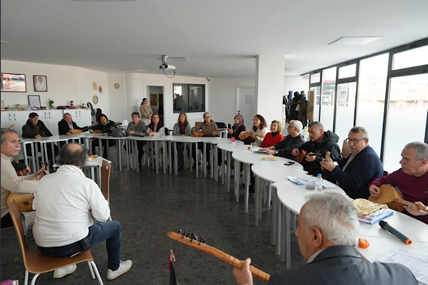 ESMEK Sağlıklı Yaş Alma Atölyesi’nde bağlama kursuna yoğun ilgi