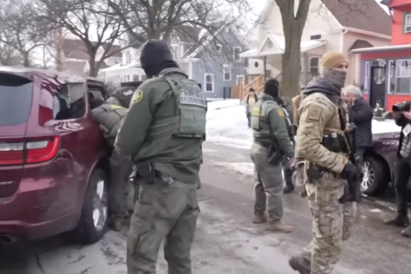 Minnesota, eyaletteki ICE ajanlarının sayısındaki artışı sona erdirmek için dava açtı