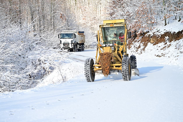 Gemlik’te yüksek kesimlerde karla mücadele çalışmaları sürdürülüyor