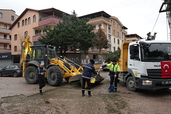 Yalova’da fırtınaya karşı ekipler seferber oldu