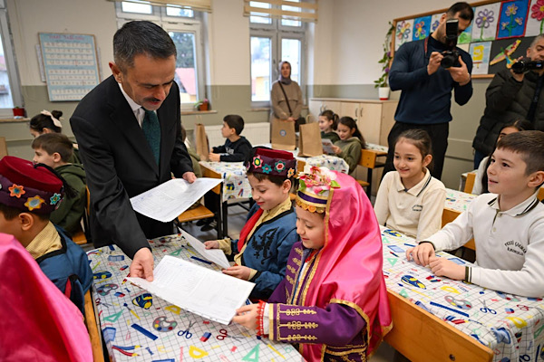 Kocaeli’de öğrenciler, karnelerini Vali Aktaş’tan aldı