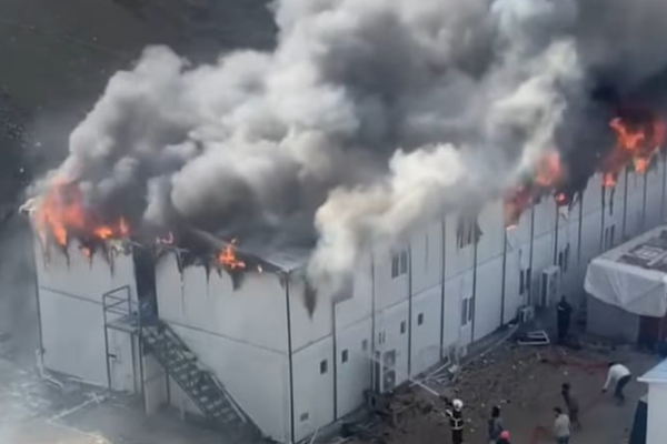 İnşaat alanındaki konteynerlerde yangın çıktı