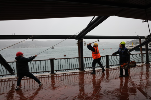 Bebek’te bir yapının ön kısım ve çatı katında yer alan eklentileri yıkıldı