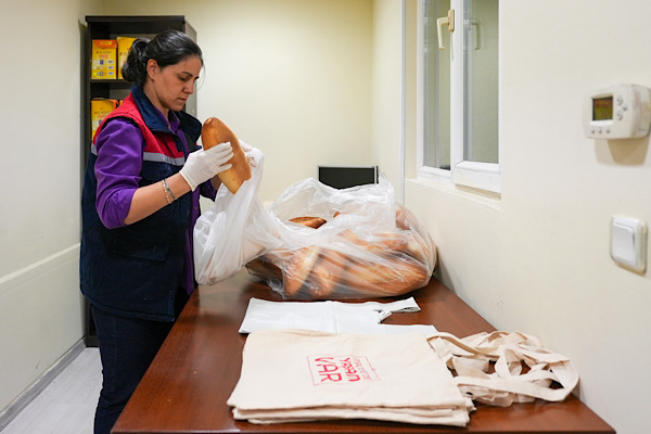 Maltepe’de ihtiyaç sahiplerine ücretsiz ekmek desteği sağlanıyor