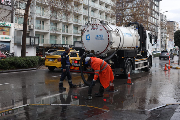 Büyükşehir, sağanak yağış nedeniyle sahada görev yapıyor