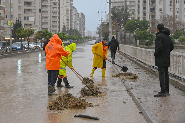 Mersin’de yoğun yağış sonrası temizlik ve tahliye çalışmaları sürüyor