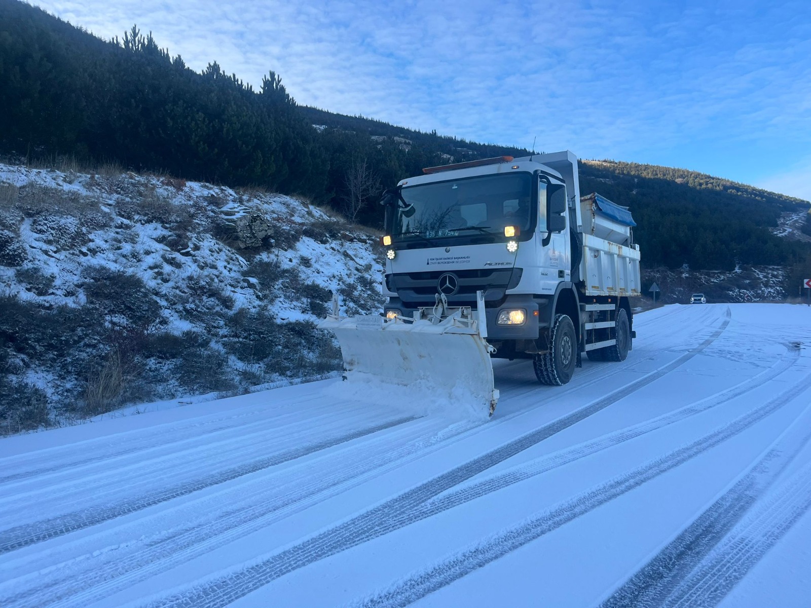 İzmir’de kar ve buzlanmaya karşı çalışmalar yürütülüyor