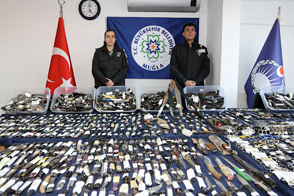Muğla otogarlarında 2 bin 520 kesici alet ve 30 silaha el konuldu