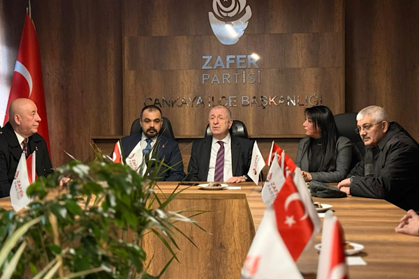Özdağ, Zafer Partisi Çankaya İlçe Başkanlığı yeni hizmet binasını ziyaret etti