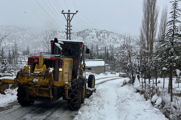 Mersin’de kar yağışına karşı çalışmalar devam ediyor